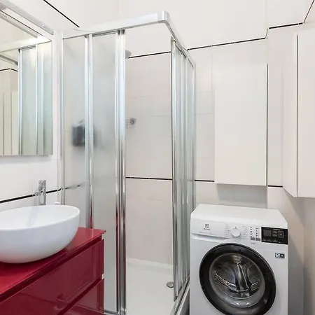 Elegant Near The Colosseum And Metro Apartment