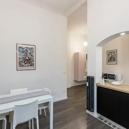 Elegant Near The Colosseum And Metro Apartment