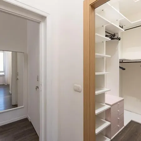 Elegant Near The Colosseum And Metro Apartment